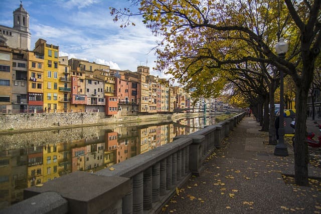 Girona paseo alado del rio