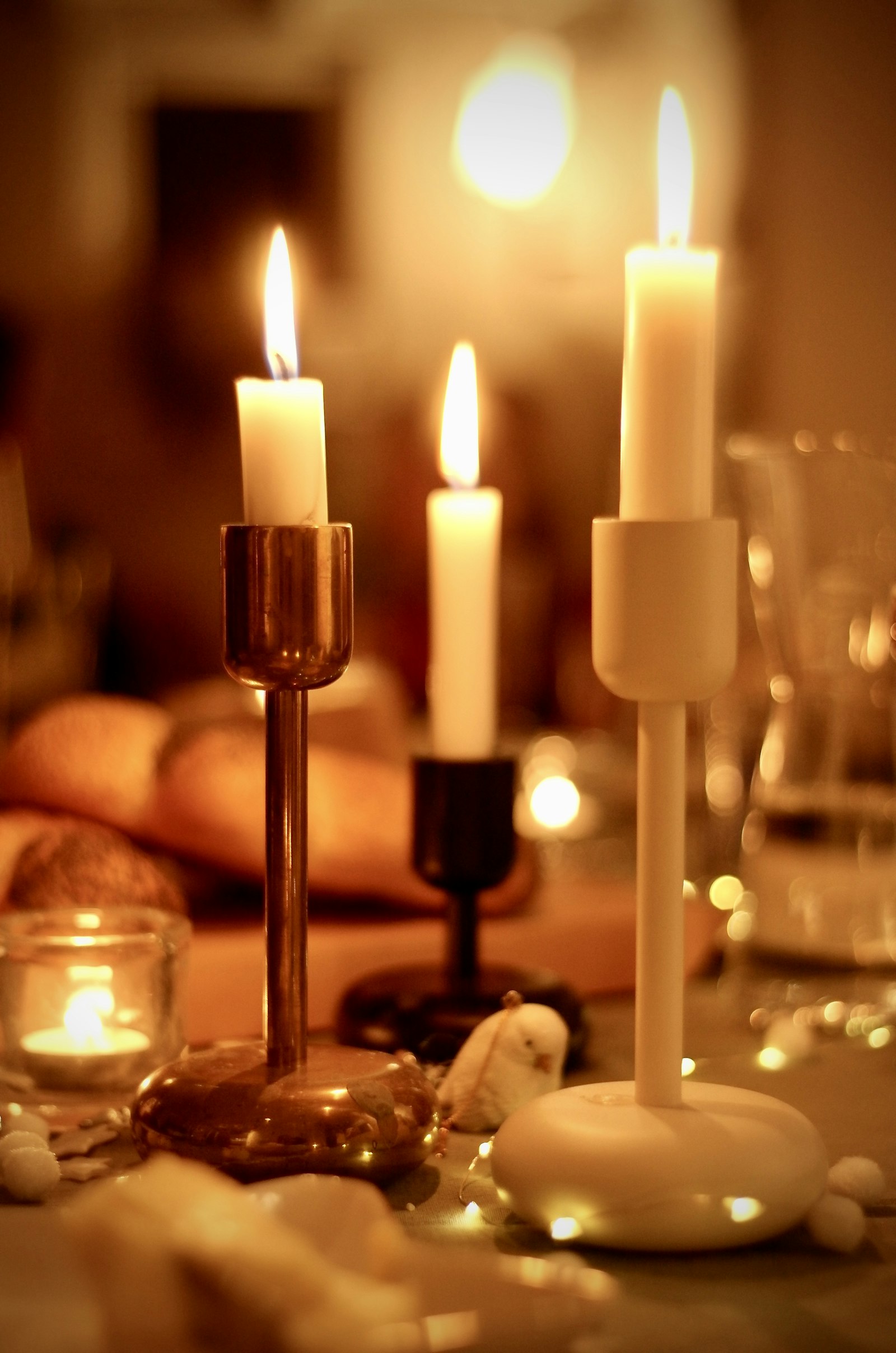 Mesa romántica con velas para una cena de aniversario