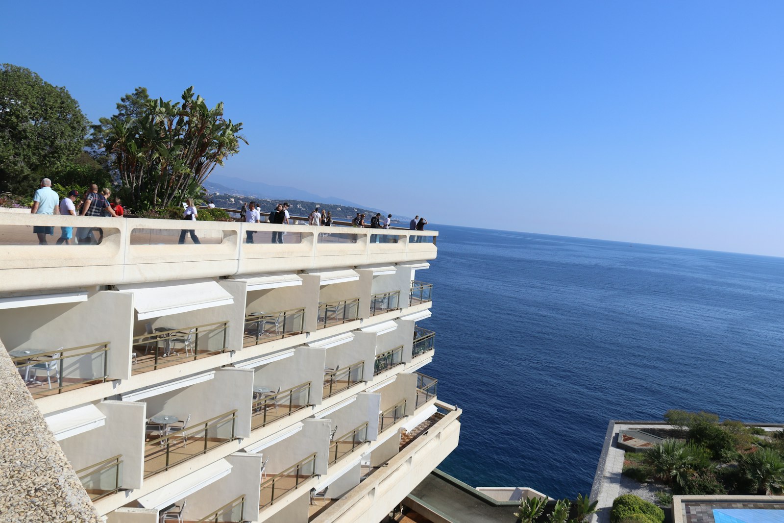 Balcones de apartamentos frente al mar en la Costa Brava