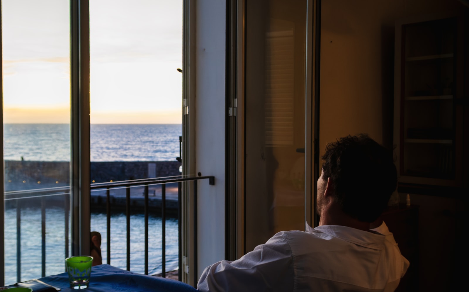 Vista al atardecer desde la ventana de un apartamento junto al mar