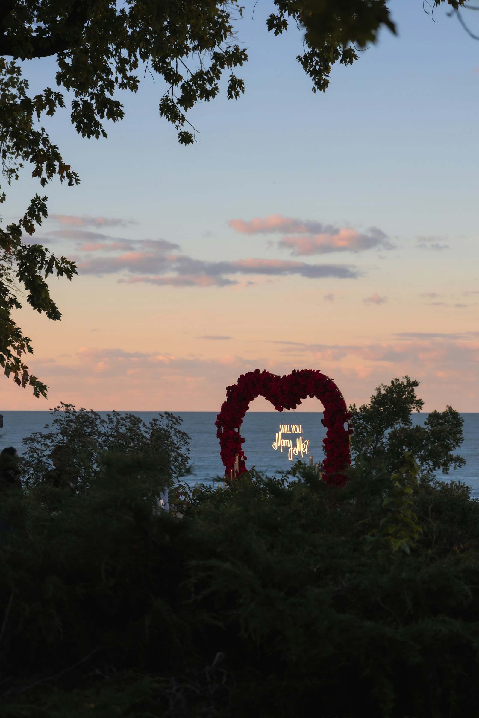 Arco romántico con flores frente al mar en la Costa Brava